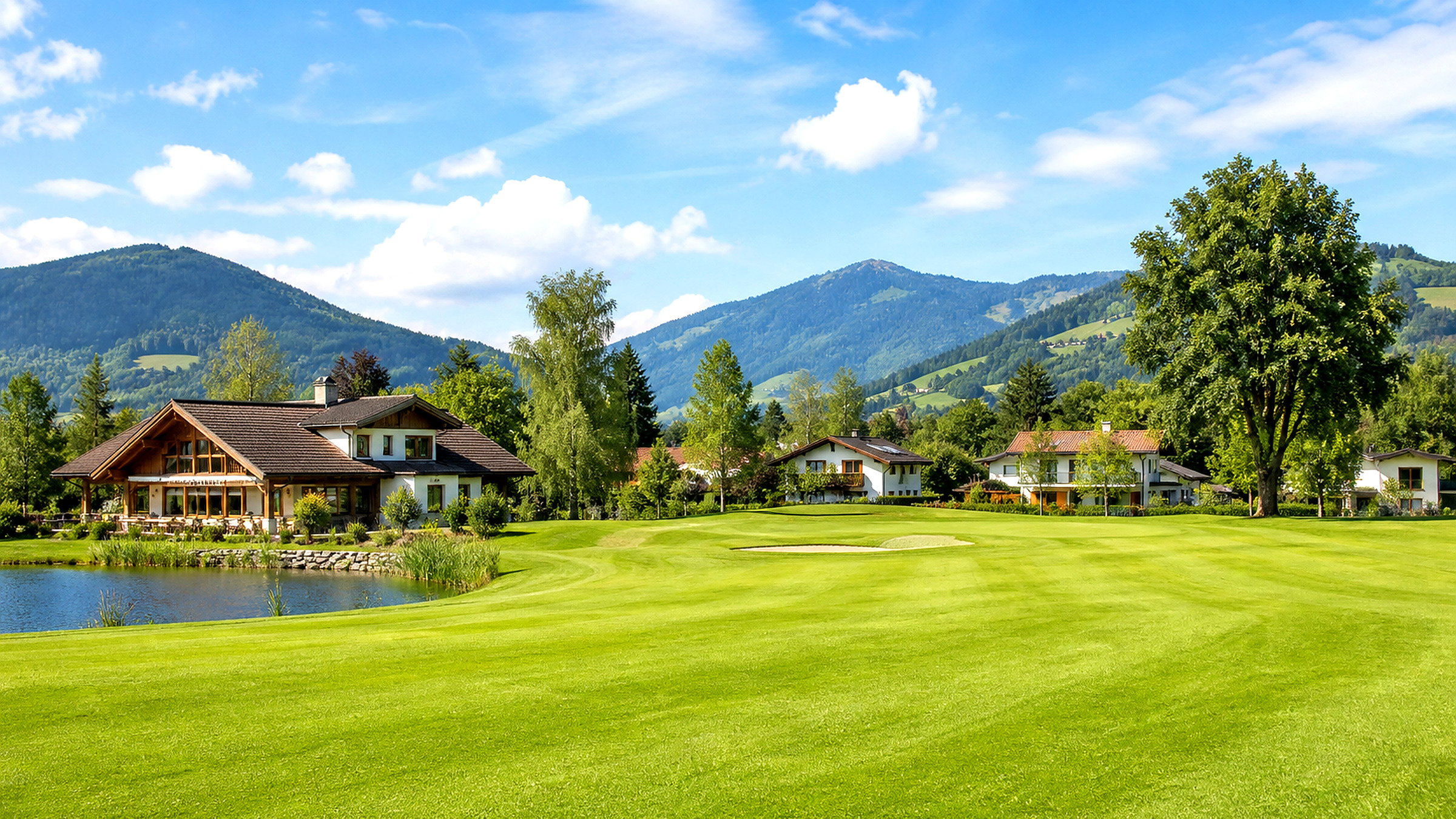 Breite grüne Golfplatzlandschaft mit Wohnumfeld in Österreich